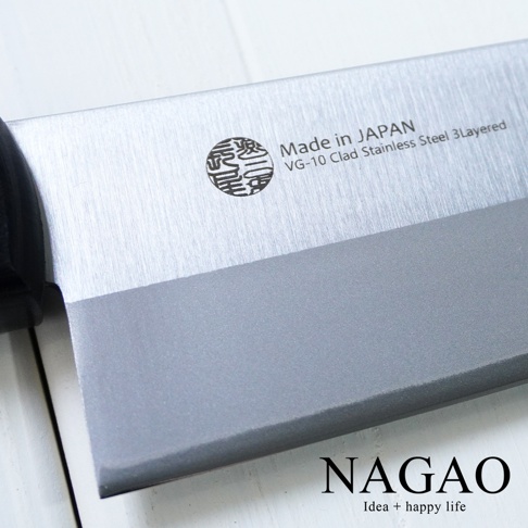 燕三條 VG-10 不鏽鋼三德刀，刀身銀色，表面有拉絲紋理，印有「Made in JAPAN」及「VG-10 Clad Stainless Steel 3Layered」字樣，以及一個圓形圖案。