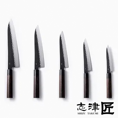 五把不同尺寸的日式廚刀，刀刃為銀色金屬，帶有紋理，刀柄為深棕色木質。
