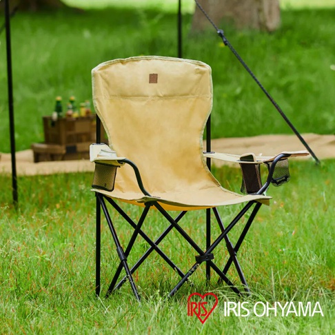 卡其色高款摺疊露營椅，配有黑色金屬支架，椅面為耐磨布料，兩側設有網狀置物袋。