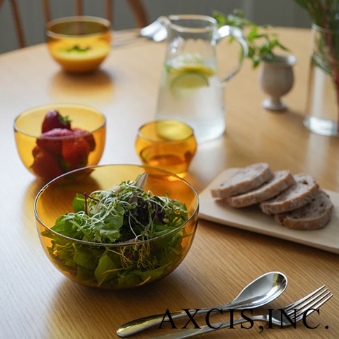 琥珀色玻璃點心碗，盛有沙拉，旁邊有草莓、麵包片，以及另一琥珀色小碗和玻璃水壺。