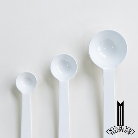 精緻的白色琺瑯計量匙，由左至右由小到大排列，底部有「MICHIKO SELECTION」的品牌標誌