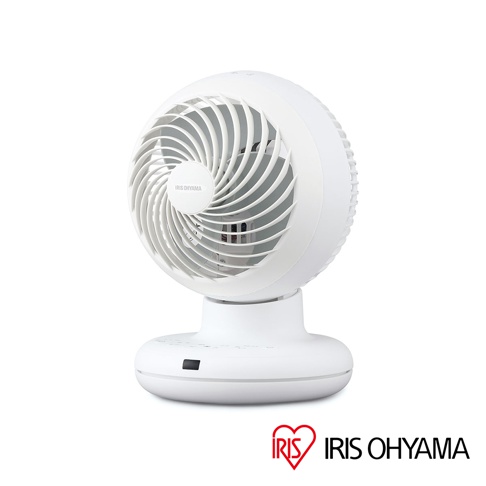 白色外型的IRIS OHYAMA空氣循環扇，機身採簡約圓潤設計，配備螺旋狀前網罩與中央品牌標誌，下方底座設有黑色紅外線接收點，整體外觀整潔且具有現代感。