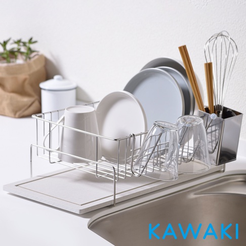 金屬網架瀝水架，架上擺放著白色馬克杯、白色盤子、灰色盤子、玻璃杯、木筷子及打蛋器，下方有淺灰色珪藻土托盤。