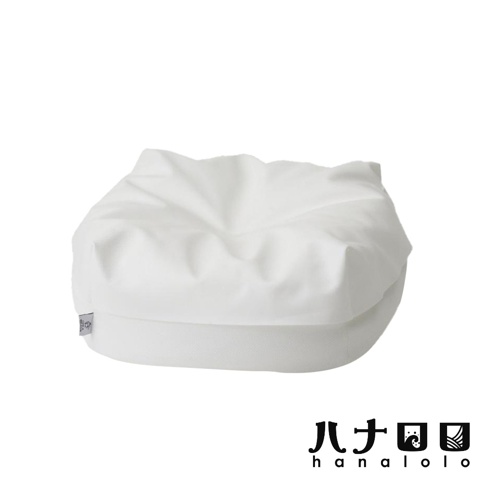 純白色的日本hanalolo品牌寵物懶骨頭專用防水布套，呈現低平圓潤的方形外觀，表面布料質感細緻，左側邊緣帶有品牌小標籤，設計簡約現代。