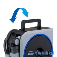 輕量園藝桿型水槍組，灰色主體搭配黑色頂蓋及藍色圓形飾邊，配有黑色提把，側面有灰色軟管及水槍接口。