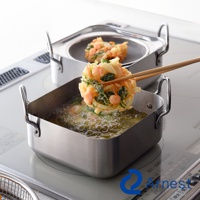 不鏽鋼方型炸物鍋內油溫沸騰，一串炸物由竹筷夾起，鍋內另有炸物置於濾油網上，整體為銀色不鏽鋼材質。