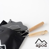 深灰色熱壓三明治烤夾，兩側為木製手柄，置於黑色收納袋中。