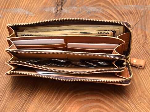 職人手作皮革Organ雙拉鍊L型長夾，呈現原色皮革紋理，內部包含鈔票、卡片和硬幣夾層，搭配金色拉鍊與同色系皮革拉頭。