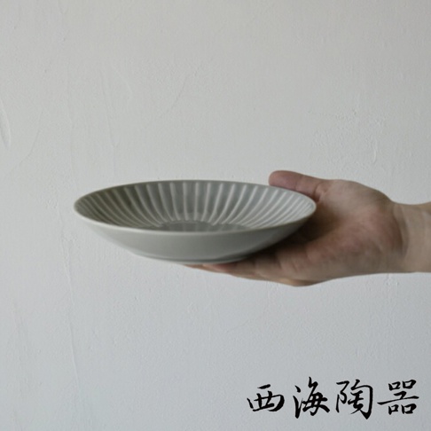 波佐見燒 FUWARI 花紋淺盤，灰色陶瓷材質，盤面有放射狀的細緻壓紋，由手持展示，背景為白色紋理牆面。