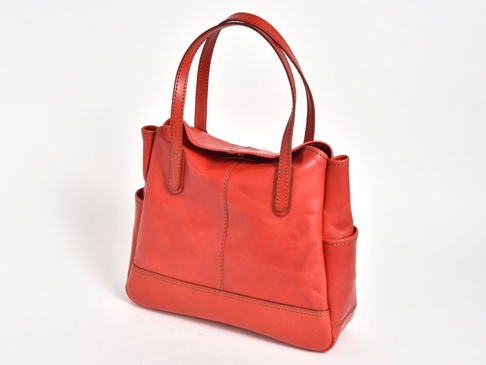 紅色皮革直式肩背托特包，帶有兩個側袋，手柄和包身有縫線細節。