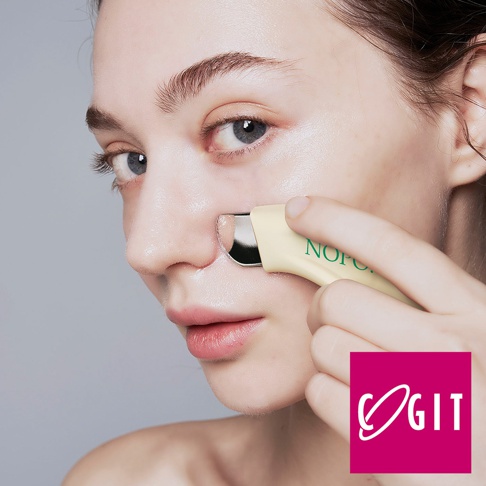 COGIT 美顏提拉滾輪搭配女性臉部保養，滾輪末端印有 NOPOC 字樣