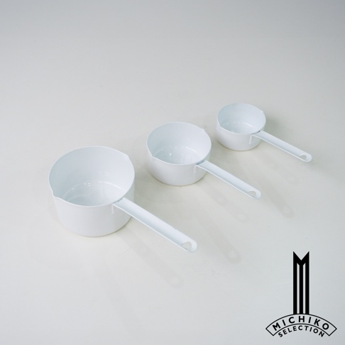 自在道具琺瑯調理量杯3容量組，由大、中、小三個尺寸的白色琺瑯量杯組成，以乾淨的淺色背景拍攝。