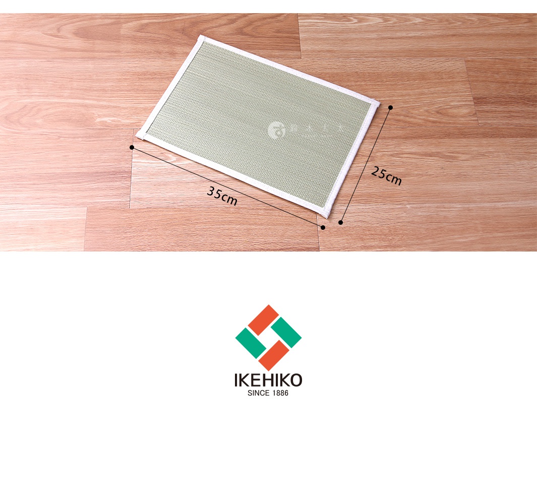 淺綠色藺草編織枕墊，白色滾邊，尺寸標示為 35x25 公分，平鋪於木紋地板上。