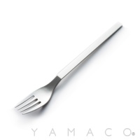 一只不鏽鋼叉，叉頭有四個叉齒，手柄為扁平設計，整體呈銀色。