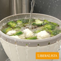 LIBERALISTA 品牌的多用途可微波耐熱瀝水籃組，其中裝有正在被水沖洗的西蘭花和菜花。