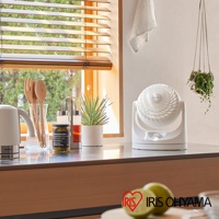 白色IRIS OHYAMA PCF-MKM15 空氣循環扇，具有獨特的螺旋扇葉設計，放置在廚房檯面上。