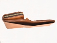 職人手作皮革直式卡片收納雙折短夾，淺棕色皮革，側邊有黃銅色拉鍊，展現皮革紋理與縫線細節。