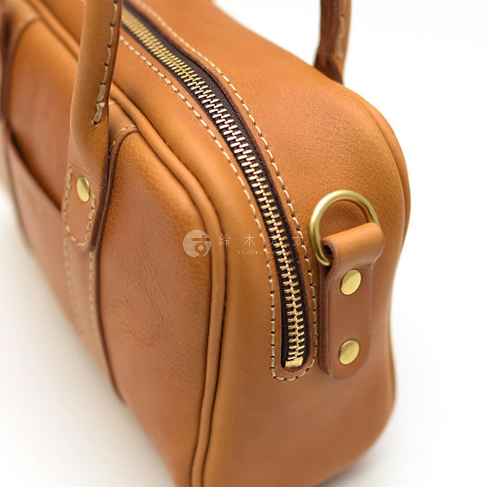 日本HERZ職人手作皮革兩用迷你波士頓包，採用Stare牛皮革製作，圓潤包身搭配厚實提把，可手提或肩背。