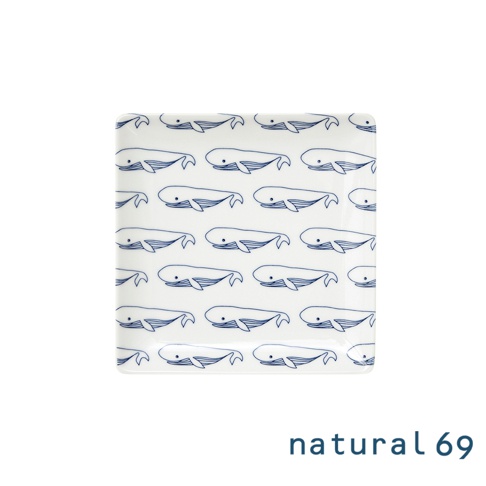 一個白色方形餐盤，表面印滿藍色線條描繪的鯨魚圖案，圖案整齊排列。