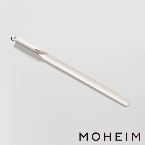 極簡設計的白色鞋拔，帶有懸掛孔，材質似金屬，整體線條流暢，是實用且具美感的配件。