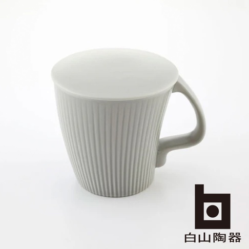 一個淺灰色的陶瓷馬克杯，杯身帶有垂直的凹槽紋理，並配有同色系的蓋子和把手。