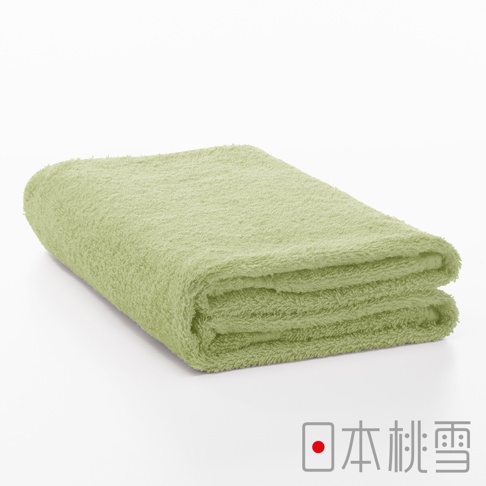 折疊的淺綠色居家浴巾，材質柔軟，有著細緻的絨毛感。