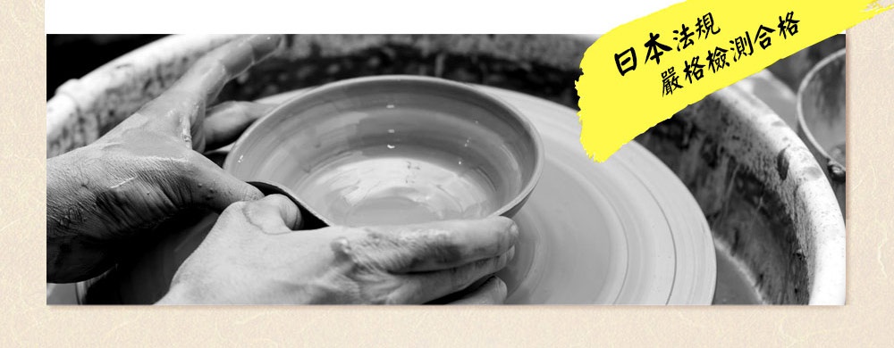 陶藝師用雙手在陶輪上製作一個陶碗，碗呈現淺灰色。