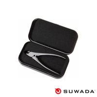 銀色金屬材質的日本職人指甲剪，置於黑色絨布內襯的長方形黑色收納盒內，指甲剪呈現經典的彎曲造型，刀刃部分閉合。