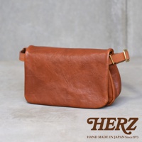 職人手作皮革Organ斜背包，M尺寸，咖啡色，材質為柔軟皮革，設計簡約，配有金色金屬扣環的皮質背帶。