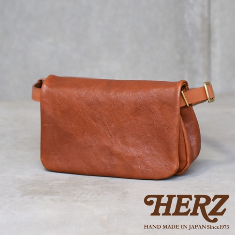 職人手作皮革Organ斜背包，M尺寸，咖啡色，材質為柔軟皮革，設計簡約，配有金色金屬扣環的皮質背帶。