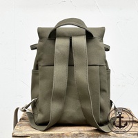 loiter高島帆布前蓋式背包，軍綠色，帆布材質，設有兩個肩帶、一個提把，側面有口袋，設計簡潔。