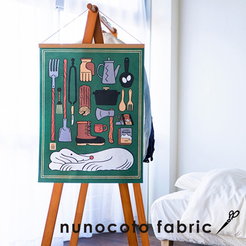 無框帆布藝術海報，綠色背景印有露營裝備插畫，包括叉子、手套、鍋子、斧頭、靴子等，下方有一隻白色動物。