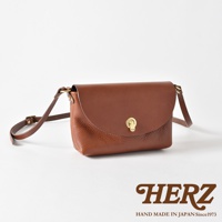 棕色皮革迷你單肩手袋，帶有可調節肩帶和金色金屬旋鎖。