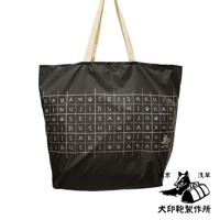 深灰色環保折疊收納購物袋，印有白色網格圖案，內含日文字及狗爪圖案。袋子採用尼龍材質，配有米色織帶提把。右下角有品牌標誌，包含狗的插畫與兩個行李袋，以及日文「犬印鞄製作所」、「東京」、「淺草」字樣。