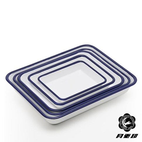 白色琺瑯材質的方形調理盤，邊緣帶有深藍色滾邊，共疊放四個，展示不同尺寸。