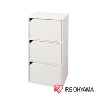 白色木質三層櫃，帶有三個白色門板，門板上方有斜切角設計。