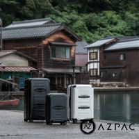 AZPAC Trucker 2.0 30吋煞車防爆旅行箱，展示黑色與白色兩款，皆為硬殼材質，配備可伸縮拉桿與萬向輪。