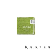 MOKU超速乾輕薄吸水小方巾，淺綠色，棉質，尺寸28x28公分，布料織紋清晰，帶有品牌標籤，整體呈現簡潔素雅的風格。