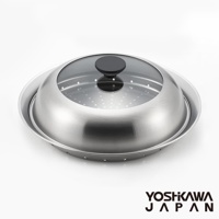 不鏽鋼蒸鍋盤，帶有圓形透明玻璃蓋及黑色提鈕，鍋身與外圍皆為銀色不鏽鋼材質，鍋蓋中心有排氣孔，鍋身邊緣亦有多個小孔，適用於 24-26 公分平底鍋。