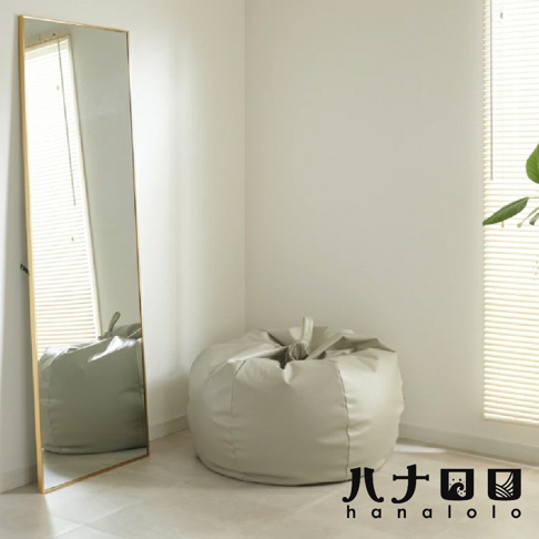 淺灰皮革懶骨頭沙發，造型飽滿，頂部有束繩設計，擺放在鏡子旁，營造簡約居家氛圍。