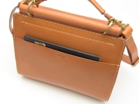 職人手作皮革屋瓦風兩用單肩包 (CW-3)，咖啡色皮革製，包包前方有一個外袋，可放入筆記本，有手提把和斜背帶，搭配黃銅色五金配件。