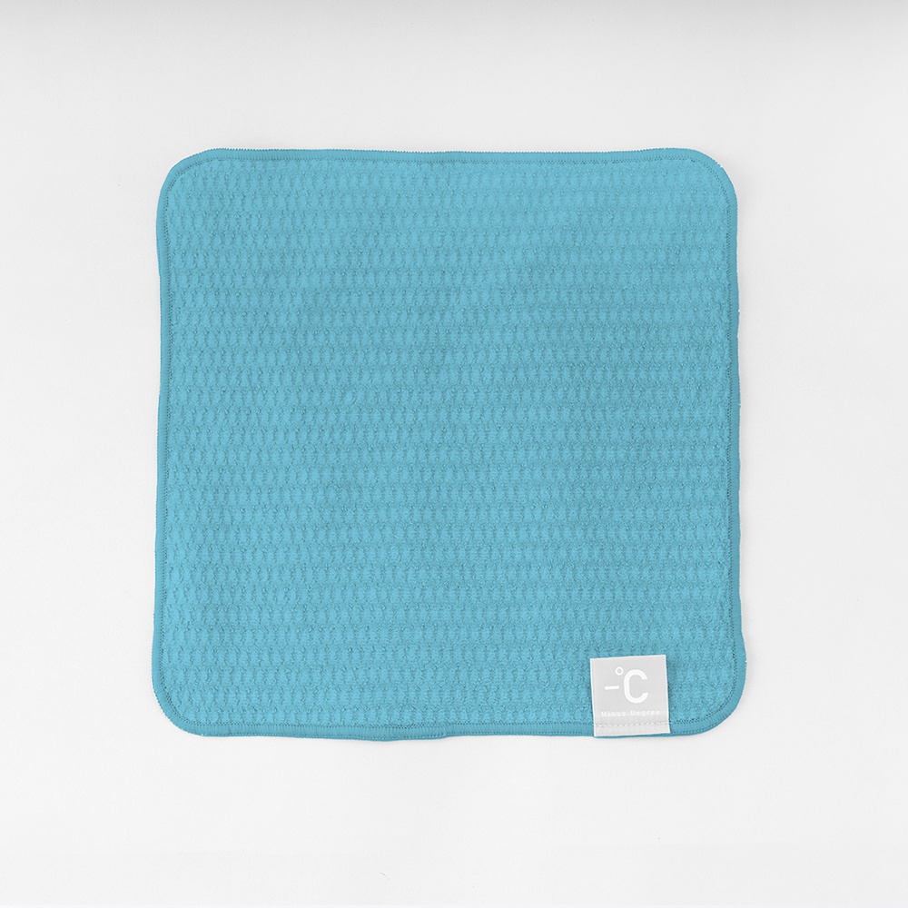Minus Degree 降溫涼感手巾，淺藍色，織紋材質，方形，左下角有品牌標誌。