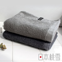 兩條厚實的毛巾疊放，上方為淺灰色，下方為深灰色，皆為純棉材質。