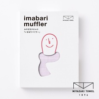 今治匹馬棉經典圍巾，淡紫色，柔軟材質，以可愛的卡通人物圖案搭配產品名稱「imabarimuffler」及品牌標誌「MIYAZAKI TOWEL」。