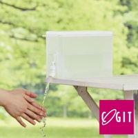 COGIT 品牌標誌在右下角的淺綠色透明冷飲壺，附有水龍頭，正在傾倒水流至下方的手中，背景是模糊的綠色樹木。