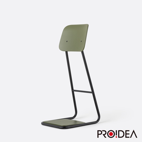 STAN CHAIR 人體工學站立椅，綠色椅面，黑色金屬椅架，簡約設計。