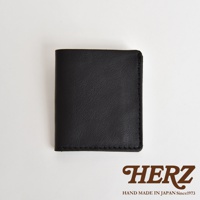 HERZ 品牌黑色皮革名片夾，採用手工製作，上面印有「HAND MADE IN JAPAN Since1973」字樣