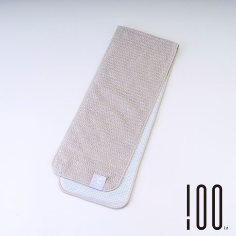 淺灰色降溫涼感毛巾，表面紋理細緻，內裏淺藍色，繡有「-C」標誌，材質輕薄。