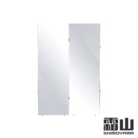 兩面折疊式全身鏡，鏡面為銀白色，材質反光，可見兩塊鏡面以鉸鏈連接，底部有黑色支架。