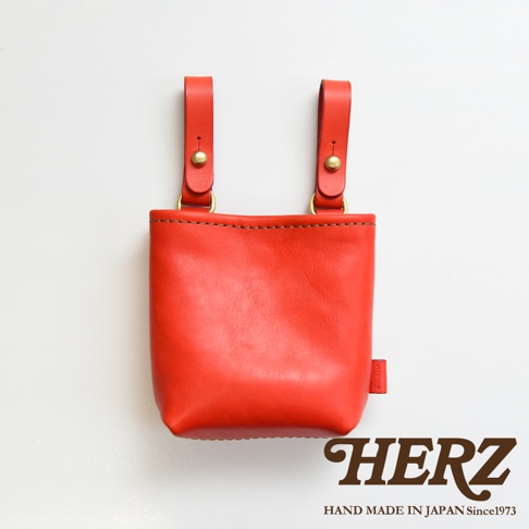 紅色職人手作皮革多用途工作用腰袋，設有兩個皮質掛繩，以金屬釦固定，簡約設計。